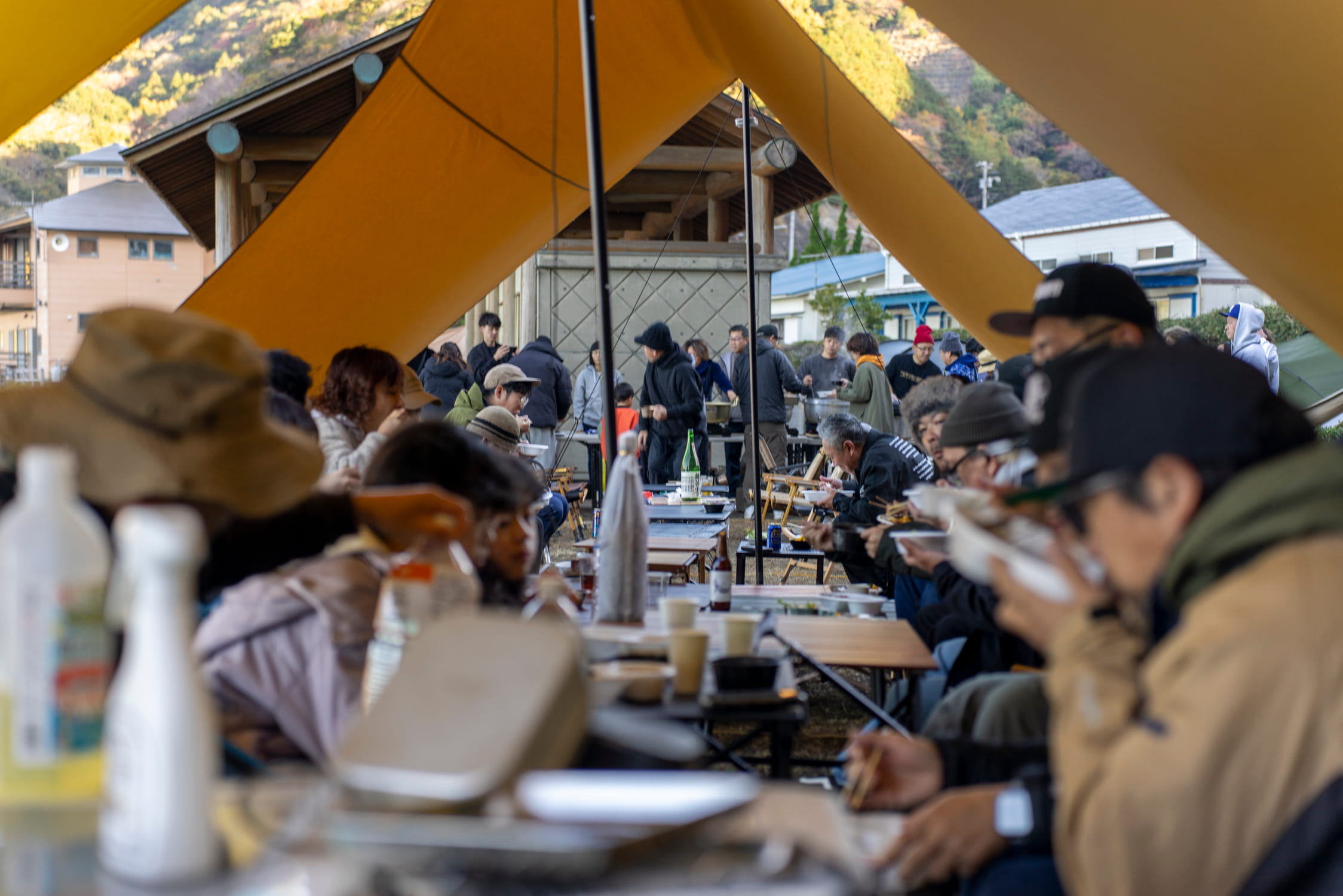 伊豆の極CAMP ― 参加者が囲む食卓の様子