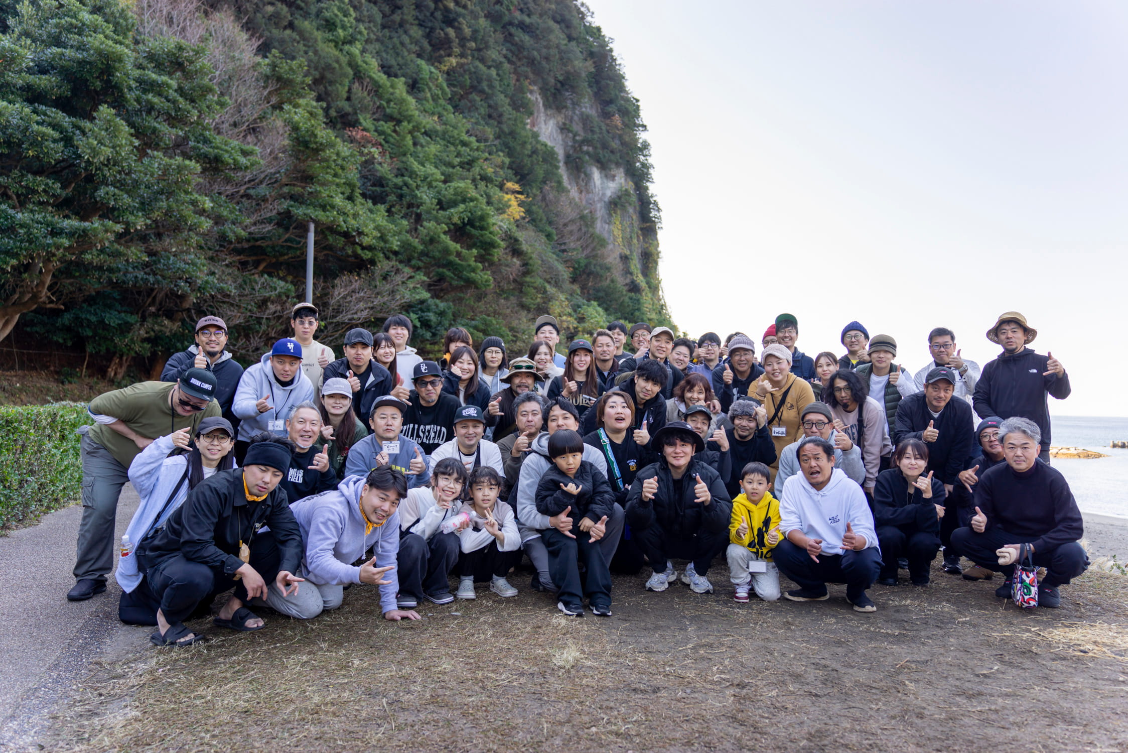 伊豆の極CAMP ― 海を背景にした参加者全員の集合写真